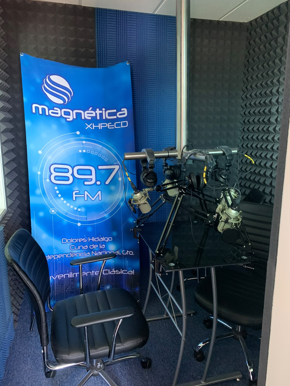 Cabina de locución de Magnética FM 89.7
